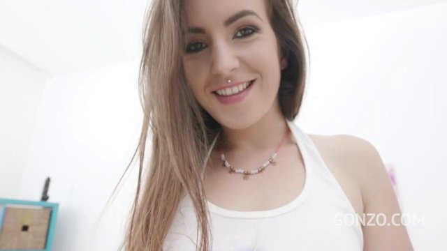 Превью Девка трахается со своими друзьями № 39608