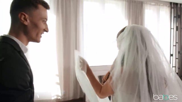 Превью Сексуальная невеста устроила первую брачную ночь с женихом № 39615