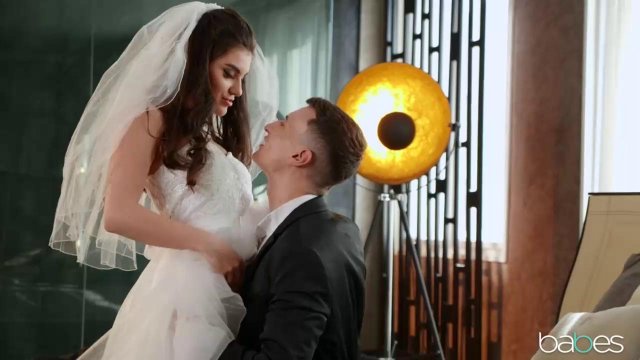 Превью Сексуальная невеста устроила первую брачную ночь с женихом № 39615