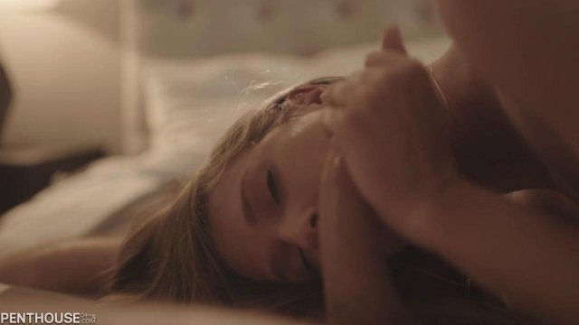 Мужик пришел в спальню к подруге жены и трахнул ее