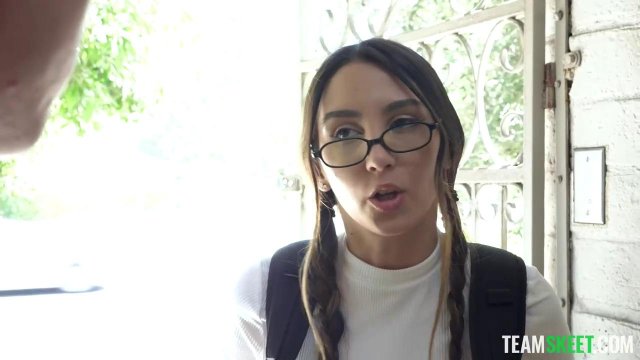 Превью Брюнетка в очках прыгает на члене № 39658