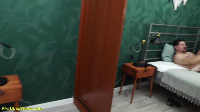 Рыжая сучка в наручниках подчиняется члену в жопе