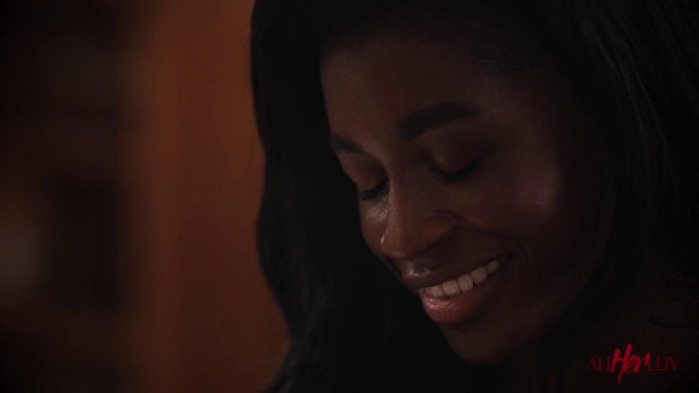 Превью Черная лесбиянка кончает с белой подругой № 42301