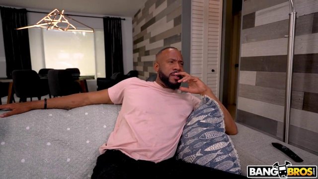 Превью Очкастая сучка сосет негру и прыгает на члене № 42328