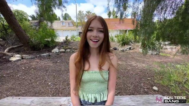 Превью Голая сучка лезет на член парня подруги № 42336