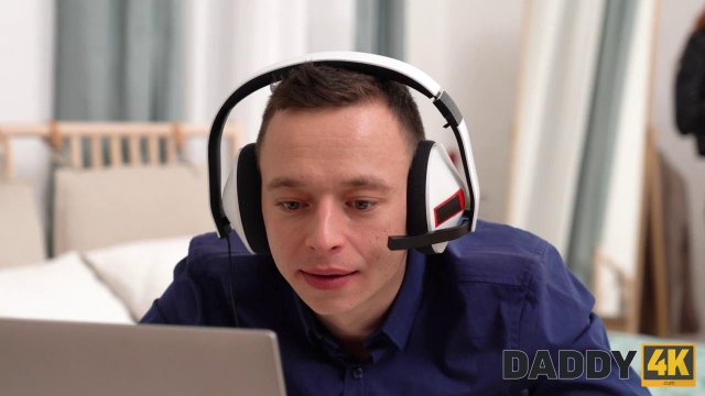 Превью Сучка изменяет с другом за спиной парня № 42411