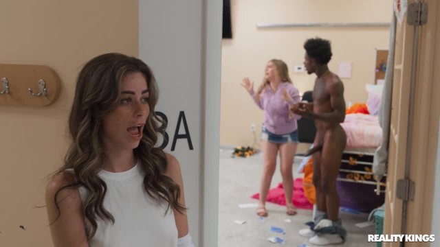 Превью Не зря она в общагу поселилась № 44854